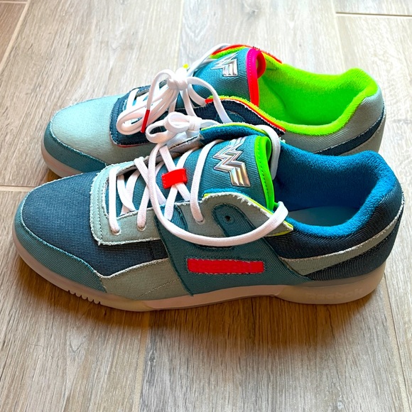 Reebok Workout Plus DC Wonder Woman Size 12M - Picture 4 of 8